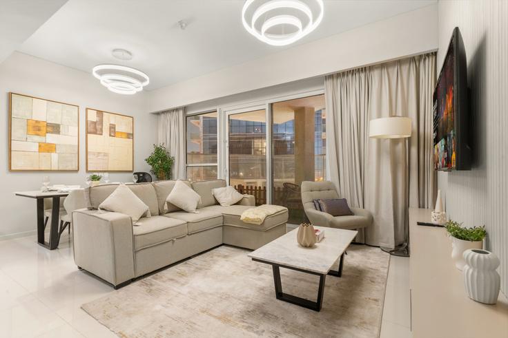 Salle de séjour élégante avec mobilier moderne dans un appartement à Building Hessa Street - let2rent-hostaway - 1301573 - DXB à Dubai, Dubai