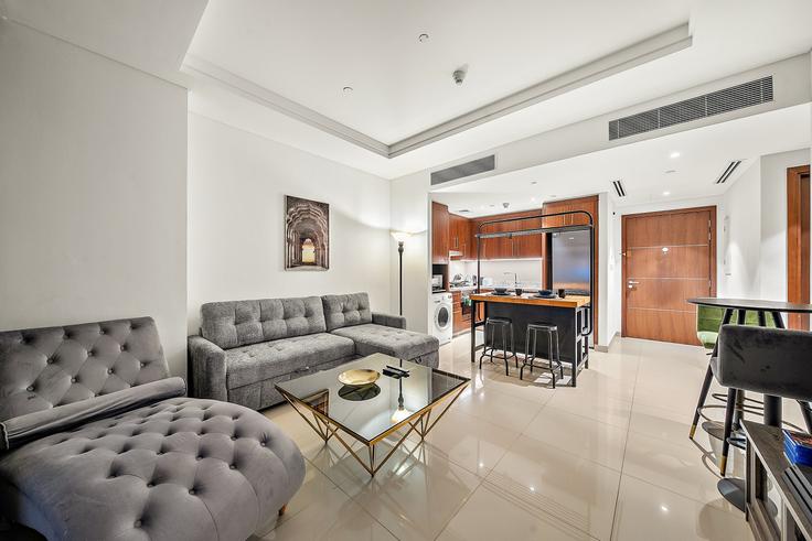 Elegant gestaltetes Wohnzimmer mit moderner Einrichtung in einer Wohnung im Building Dubai Fountain Street - let2rent-hostaway - 1302122 in Downtown Dubai, Dubai Elegant gestaltetes Wohnzimmer mit moderner Einrichtung in einer Wohnung im Building Dubai Fountain Street - let2rent-hostaway - 1302122 in Downtown Dubai, Dubai