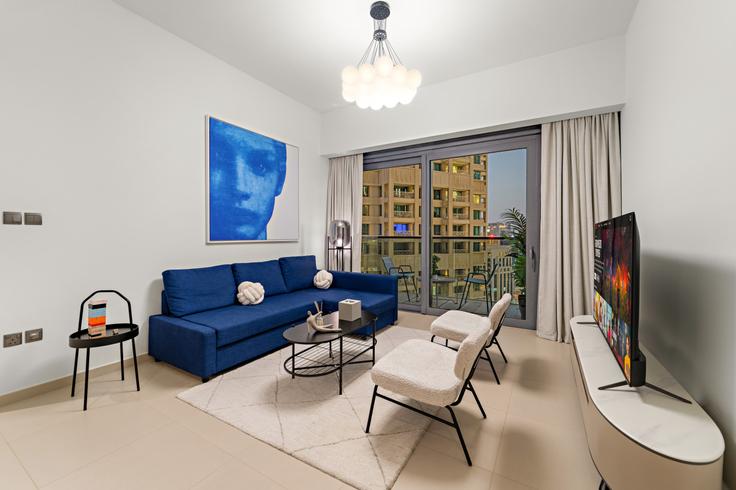 Sala de estar elegantemente projetada com móveis modernos em um apartamento no Building Sheikh Mohammed bin Rashid Boulevard - let2rent-hostaway - 1312449 em Downtown Dubai, Dubai