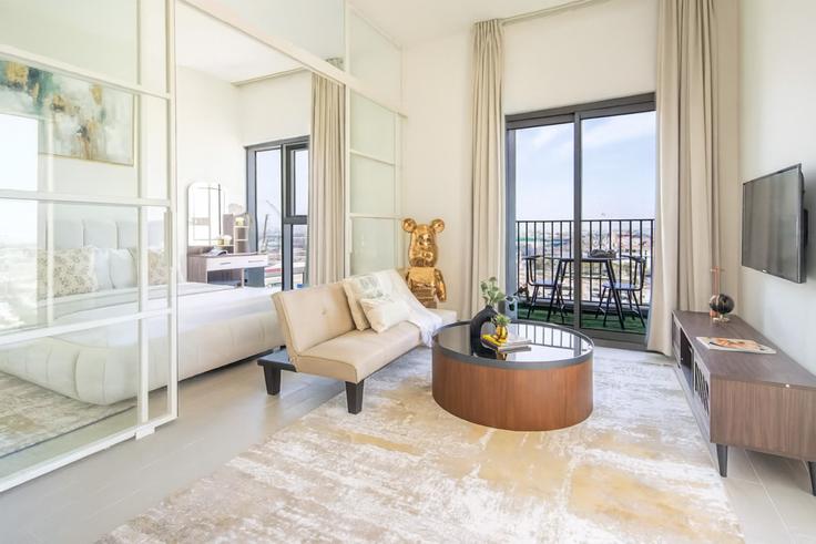 Building Tariaq Bedon Esm - let2rent-hostaway - 1325703 adresindeki bir dairede modern mobilyalarla zarif bir şekilde tasarlanmış oturma odası Dubai Hills Estate, Dubai