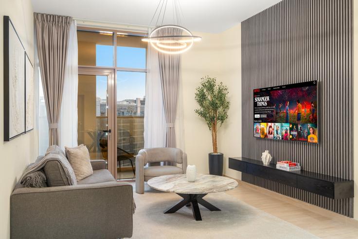 Elegant gestaltetes Wohnzimmer mit moderner Einrichtung in einer Wohnung im Building Marasi Drive - let2rent-hostaway - 1328938 in Business Bay, Dubai Elegant gestaltetes Wohnzimmer mit moderner Einrichtung in einer Wohnung im Building Marasi Drive - let2rent-hostaway - 1328938 in Business Bay, Dubai