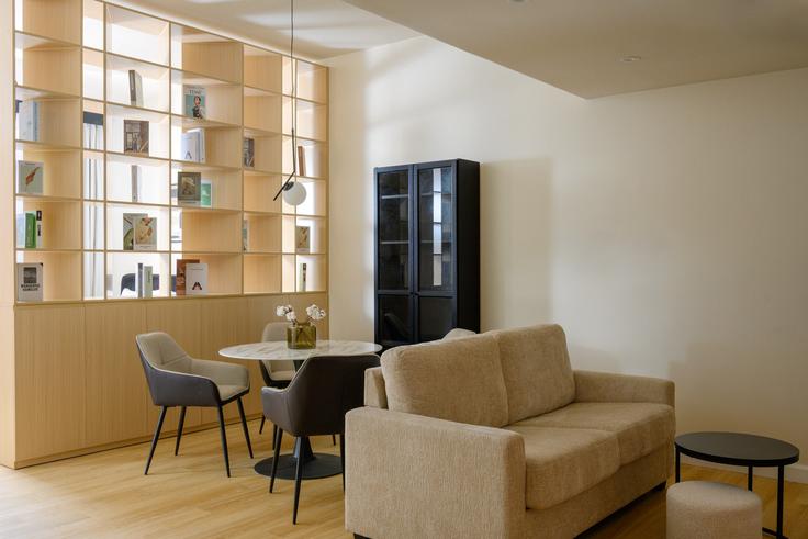 Building D12-H04 - let2rent-hostaway - 1347053 adresindeki bir dairede modern mobilyalarla zarif bir şekilde tasarlanmış oturma odası Al Barsha South Fourth, Dubai