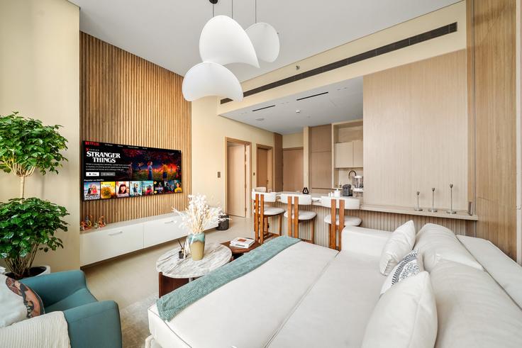 Sala de estar elegantemente projetada com móveis modernos em um apartamento no Building Jumeriah Village St 1 - let2rent-hostaway - 1353861 em Al Barsha South Fourth, Dubai