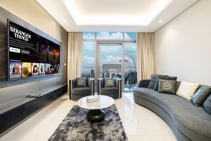 Building Al Mustaqbal Street - let2rent-hostaway - 1370267 adresindeki bir dairede modern mobilyalarla zarif bir şekilde tasarlanmış oturma odası Business Bay, Dubai