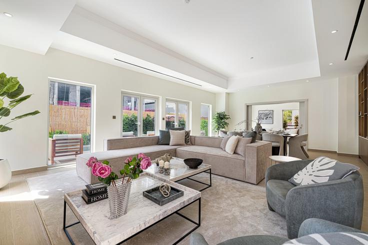 Sala de estar elegantemente projetada com móveis modernos em um apartamento no Building Al Asayel Street - let2rent-hostaway - 1648231 em Jabal Ali First, Dubai