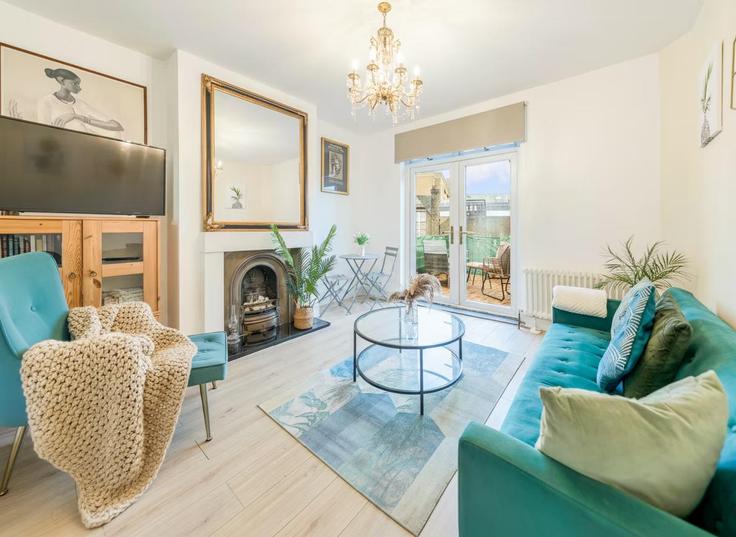 Elegant gestaltetes Wohnzimmer mit moderner Einrichtung in einer Wohnung im Building Page's Walk - lets-stay-together-ltd - 1331356 in London Borough of Southwark, London Elegant gestaltetes Wohnzimmer mit moderner Einrichtung in einer Wohnung im Building Page's Walk - lets-stay-together-ltd - 1331356 in London Borough of Southwark, London