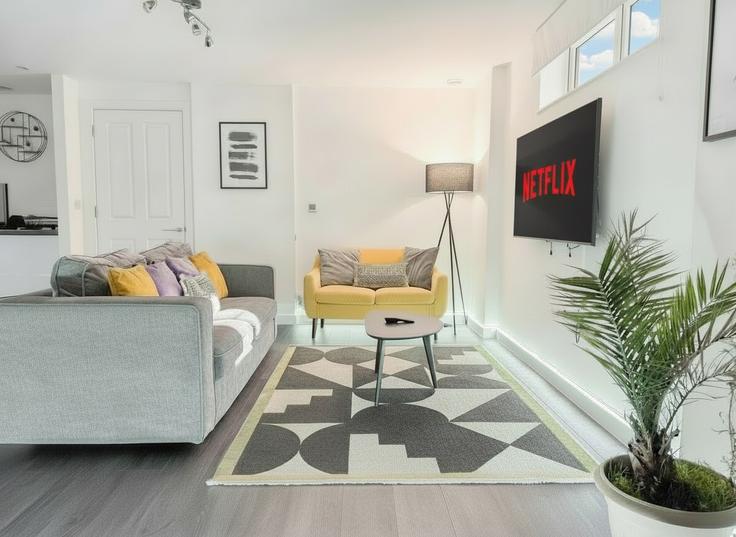 Elegant gestaltetes Wohnzimmer mit moderner Einrichtung in einer Wohnung im Building Blackwall Lane - lets-stay-together-ltd - 1271997 in Royal Borough of Greenwich, London