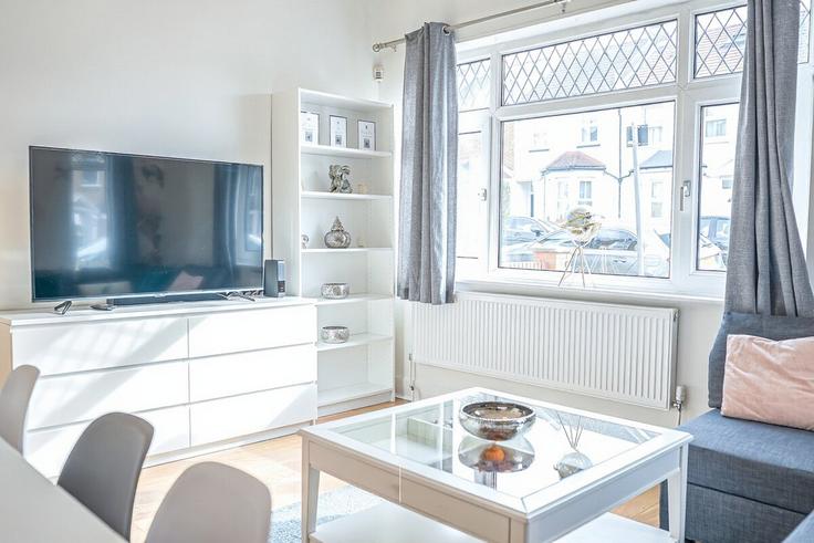 Elegante sala de estar con mobiliario moderno en un apartamento en Building Barratt Avenue - lets-stay-together-ltd - 1271994 en London Borough of Haringey, London Elegante sala de estar con mobiliario moderno en un apartamento en Building Barratt Avenue - lets-stay-together-ltd - 1271994 en London Borough of Haringey, London