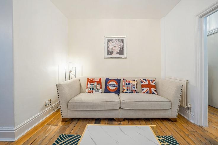 Elegant gestaltetes Wohnzimmer mit moderner Einrichtung in einer Wohnung im Building Swan Mead - lets-stay-together-ltd - 1331355 in London Borough of Southwark, London