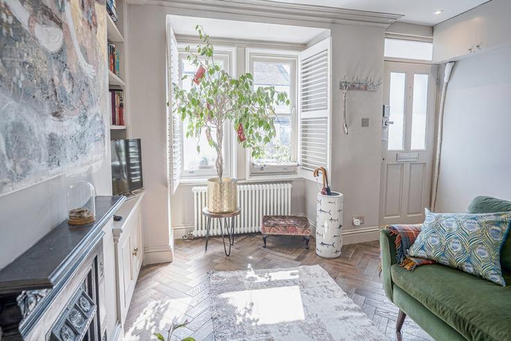 London Borough of Haringey, London 소재 Building Selborne Road - lets-stay-together-ltd - 1271990 유닛에 마련된, 현대적인 가구로 꾸며진 우아한 디자인의 거실