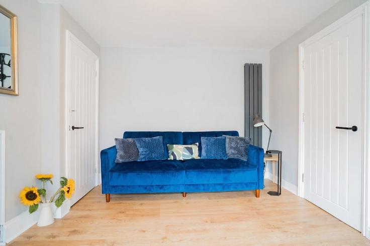 Building Addington Road - lets-stay-together-ltd - 1271991 adresindeki bir dairede modern mobilyalarla zarif bir şekilde tasarlanmış oturma odası Thanet District, Margate Building Addington Road - lets-stay-together-ltd - 1271991 adresindeki bir dairede modern mobilyalarla zarif bir şekilde tasarlanmış oturma odası Thanet District, Margate