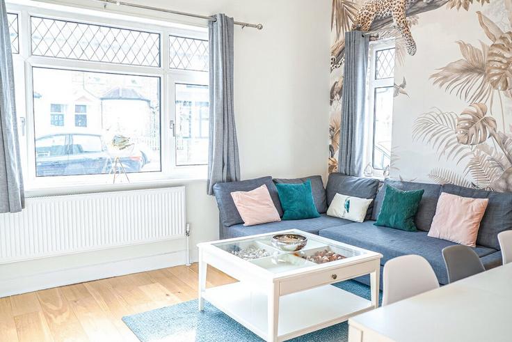 Elegant gestaltetes Wohnzimmer mit moderner Einrichtung in einer Wohnung im Building Barratt Avenue - lets-stay-together-ltd - 1271994 in London Borough of Haringey, London