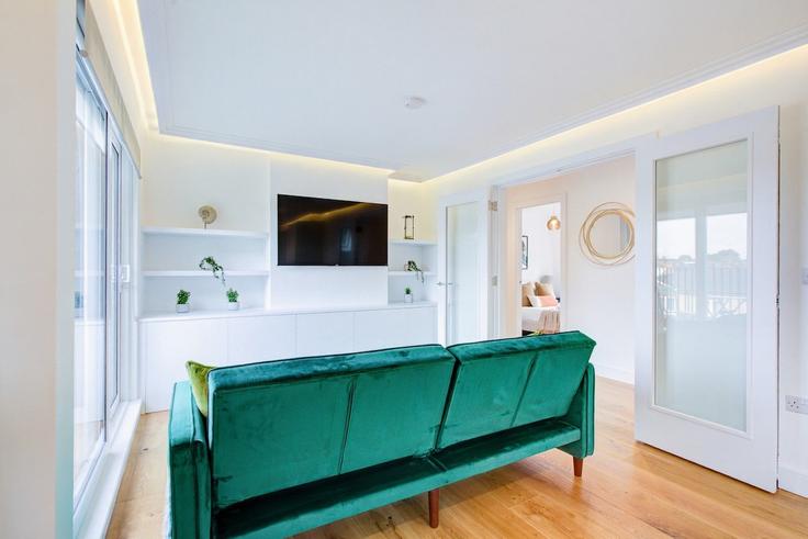 Salle de séjour élégante avec mobilier moderne dans un appartement à Building Horn Lane - lets-stay-together-ltd - 1271999 à London Borough of Ealing, London Salle de séjour élégante avec mobilier moderne dans un appartement à Building Horn Lane - lets-stay-together-ltd - 1271999 à London Borough of Ealing, London