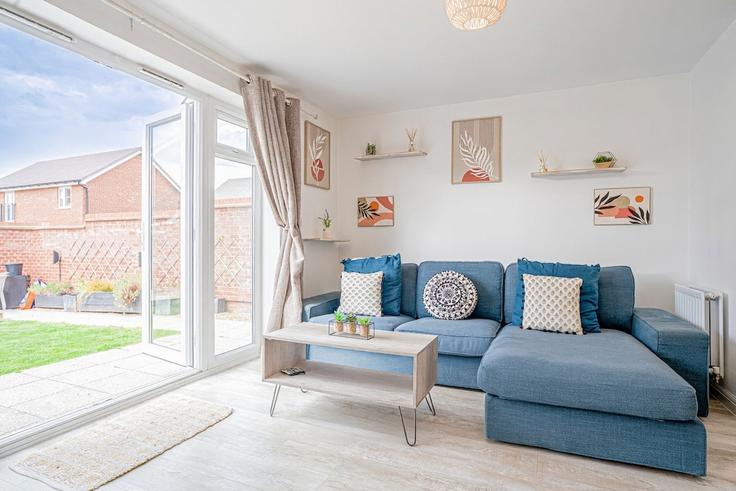 Sala de estar elegantemente projetada com móveis modernos em um apartamento no Building Newland Avenue - lets-stay-together-ltd - 1272000 em East Hertfordshire, Bishop's Stortford