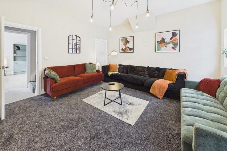Castleford City of LeedsのBuilding Vicars Terrace - letts-stay-ltd - 1579494のアパートメントにある、モダンな家具を備えたエレガントなデザインのリビングルーム Castleford City of LeedsのBuilding Vicars Terrace - letts-stay-ltd - 1579494のアパートメントにある、モダンな家具を備えたエレガントなデザインのリビングルーム