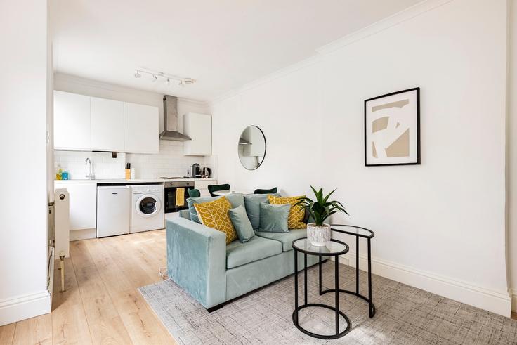 London Borough of Islington, London에 위치한 Building Lidyard Road - lettsgetsmart-limited - 1563260 유닛의 세련된 인테리어가 돋보이는 거실 London Borough of Islington, London에 위치한 Building Lidyard Road - lettsgetsmart-limited - 1563260 유닛의 세련된 인테리어가 돋보이는 거실
