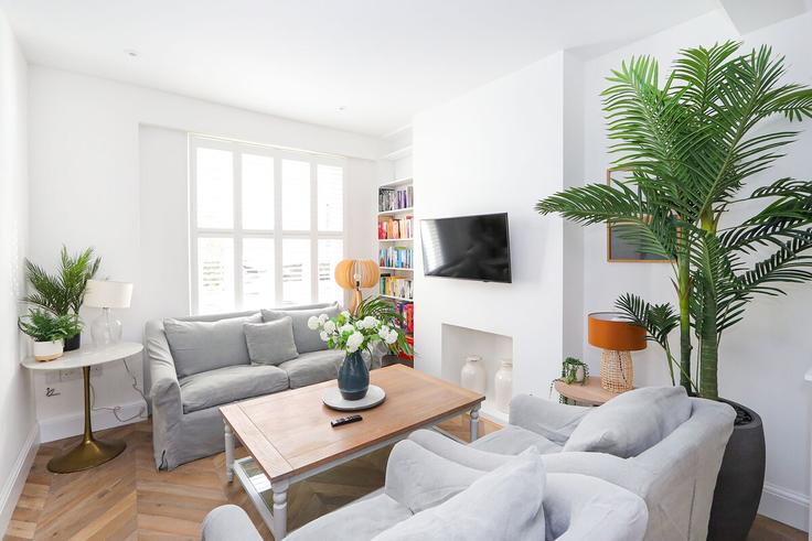 Building Queen's Crescent - lettsgetsmart-limited - 1563256 adresindeki bir dairede modern mobilyalarla zarif bir şekilde tasarlanmış oturma odası London Borough of Camden, London Building Queen's Crescent - lettsgetsmart-limited - 1563256 adresindeki bir dairede modern mobilyalarla zarif bir şekilde tasarlanmış oturma odası London Borough of Camden, London