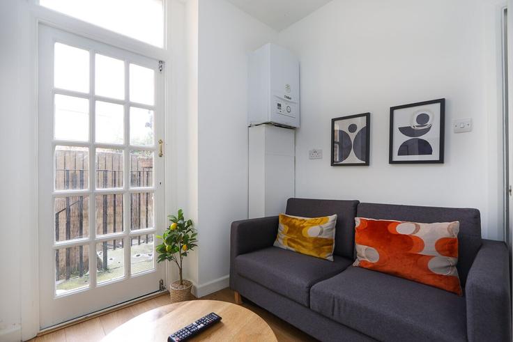 Building Bartholomew Road - lettsgetsmart-limited - 1563257 adresindeki bir dairede modern mobilyalarla zarif bir şekilde tasarlanmış oturma odası London Borough of Camden, London Building Bartholomew Road - lettsgetsmart-limited - 1563257 adresindeki bir dairede modern mobilyalarla zarif bir şekilde tasarlanmış oturma odası London Borough of Camden, London