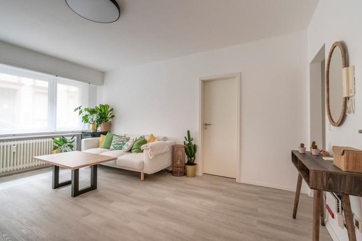 Salle de séjour élégante avec mobilier moderne dans un appartement à Building Rue Jean l'Aveugle - letzbnb - 1253914 - LUX à Luxembourg, Luxembourg