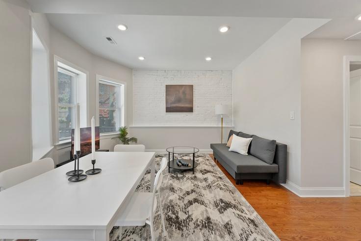 Elegant gestaltetes Wohnzimmer mit moderner Einrichtung in einer Wohnung im Building Varnum Street Northwest - leyla-matt - 1582340 in Washington, Washington