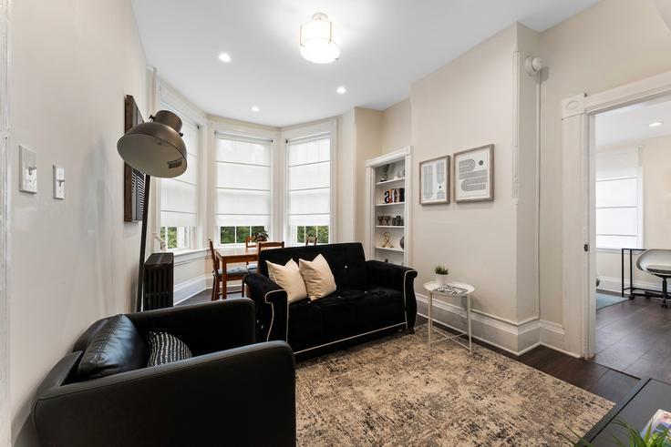 Sala de estar elegantemente projetada com móveis modernos em um apartamento no Building East Capitol Street Southeast - leyla-matt - 1582268 em Washington, Washington Sala de estar elegantemente projetada com móveis modernos em um apartamento no Building East Capitol Street Southeast - leyla-matt - 1582268 em Washington, Washington