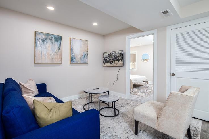 Elegant gestaltetes Wohnzimmer mit moderner Einrichtung in einer Wohnung im Building 14th Street Northwest - leyla-matt - 1582713 in Washington, Washington