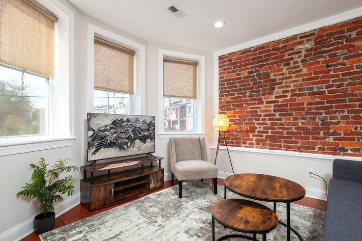 Elegant gestaltetes Wohnzimmer mit moderner Einrichtung in einer Wohnung im Building 14th Street Northwest - leyla-matt - 1582272 in Washington, Washington