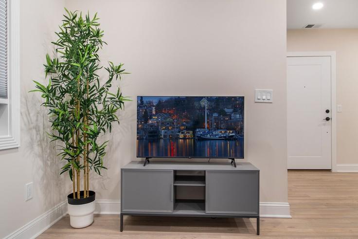Salle de séjour élégante avec mobilier moderne dans un appartement à Building Kennedy Street Northwest - leyla-matt - 1582254 à Washington, Washington