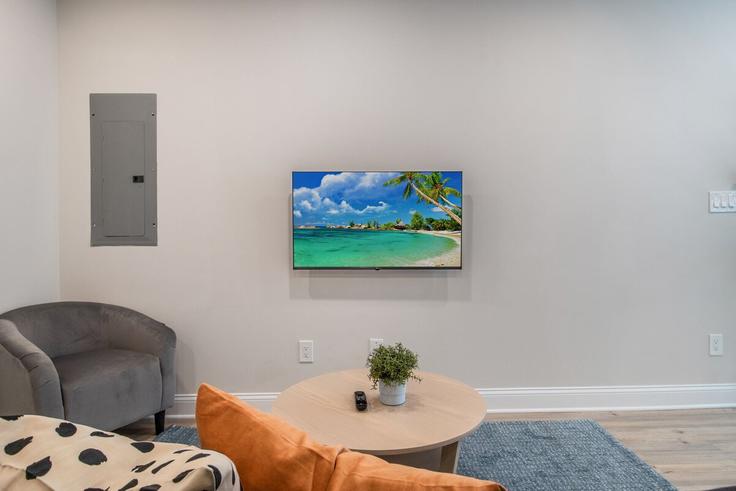Elegant gestaltetes Wohnzimmer mit moderner Einrichtung in einer Wohnung im Building Kennedy Street Northwest - leyla-matt - 1582253 in Washington, Washington Elegant gestaltetes Wohnzimmer mit moderner Einrichtung in einer Wohnung im Building Kennedy Street Northwest - leyla-matt - 1582253 in Washington, Washington