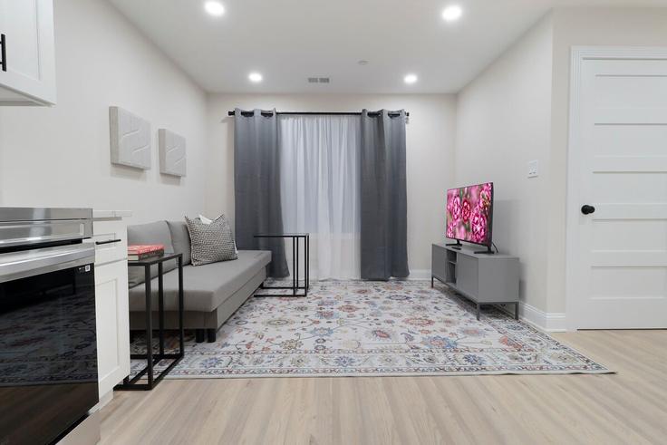 Elegante sala de estar con mobiliario moderno en un apartamento en Building Kennedy Street Northwest - leyla-matt - 1582258 en Washington, Washington Elegante sala de estar con mobiliario moderno en un apartamento en Building Kennedy Street Northwest - leyla-matt - 1582258 en Washington, Washington