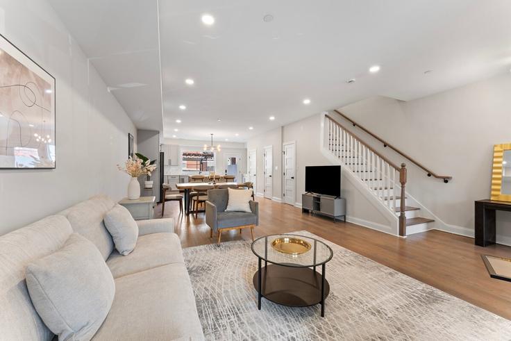 Washington, Washington에 위치한 Building Columbia Road Northwest - leyla-matt - 1582519 유닛의 세련된 인테리어가 돋보이는 거실 Washington, Washington에 위치한 Building Columbia Road Northwest - leyla-matt - 1582519 유닛의 세련된 인테리어가 돋보이는 거실