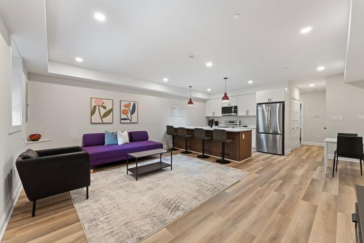 Elegant gestaltetes Wohnzimmer mit moderner Einrichtung in einer Wohnung im Building Irving Street Northwest - leyla-matt - 1582522 in Washington, Washington