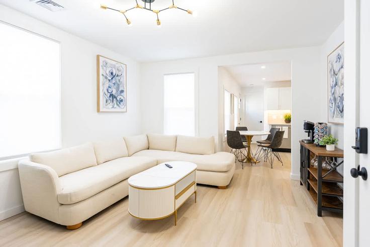 Boston BostonのBuilding White Street Place - lfh-properties - 1271284 - BOSのアパートメントにある、モダンな家具を備えたエレガントなデザインのリビングルーム