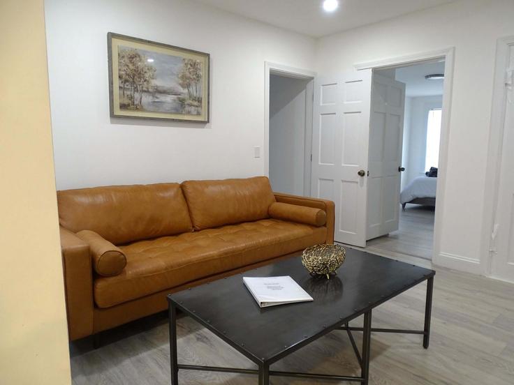 Sala de estar elegantemente projetada com móveis modernos em um apartamento no Building Pleasant Street - lfh-properties - 1271287 - BOS em Wayland, Wayland