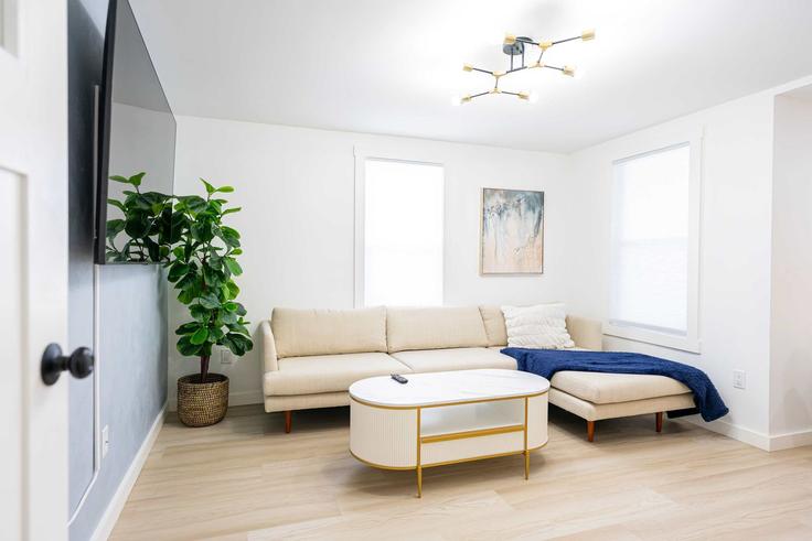 Elegante sala de estar con mobiliario moderno en un apartamento en Building White Street Place - lfh-properties - 1271288 - BOS en Boston, Boston Elegante sala de estar con mobiliario moderno en un apartamento en Building White Street Place - lfh-properties - 1271288 - BOS en Boston, Boston