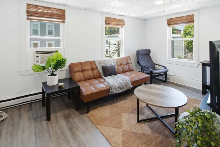 Salle de séjour élégante avec mobilier moderne dans un appartement à Building Everett Street - lfh-properties - 1593964 à Boston, Boston