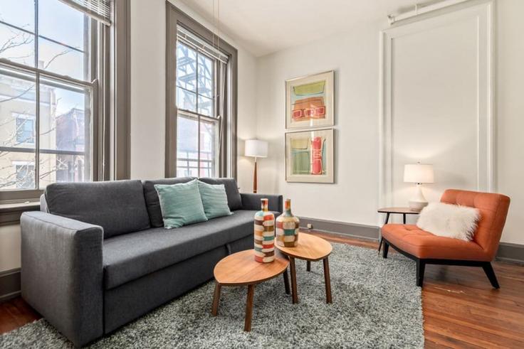 Elegante sala de estar con mobiliario moderno en un apartamento en Building Main Street - libertyhillsrentals - 1056025 - USA en Cincinnati, Cincinnati Elegante sala de estar con mobiliario moderno en un apartamento en Building Main Street - libertyhillsrentals - 1056025 - USA en Cincinnati, Cincinnati