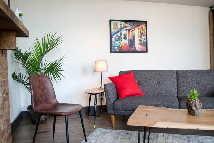 Elegante sala de estar con mobiliario moderno en un apartamento en Building Pleasant Street - libertyhillsrentals - 1056038 - USA en Cincinnati, Cincinnati