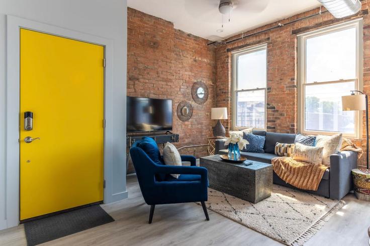 Cincinnati CincinnatiのBuilding Elm Street - libertyhillsrentals - 1056051 - USAのアパートメントにある、モダンな家具を備えたエレガントなデザインのリビングルーム Cincinnati CincinnatiのBuilding Elm Street - libertyhillsrentals - 1056051 - USAのアパートメントにある、モダンな家具を備えたエレガントなデザインのリビングルーム