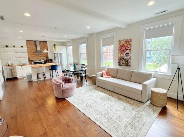 Cincinnati CincinnatiのBuilding West Elder Street - libertyhillsrentals - 1056069 - USAのアパートメントにある、モダンな家具を備えたエレガントなデザインのリビングルーム Cincinnati CincinnatiのBuilding West Elder Street - libertyhillsrentals - 1056069 - USAのアパートメントにある、モダンな家具を備えたエレガントなデザインのリビングルーム