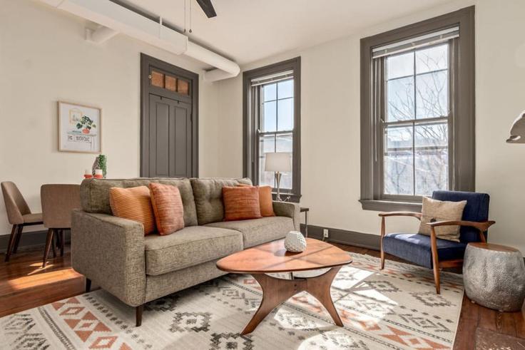 Elegante sala de estar con mobiliario moderno en un apartamento en Building Main Street - libertyhillsrentals - 1056071 - USA en Cincinnati, Cincinnati Elegante sala de estar con mobiliario moderno en un apartamento en Building Main Street - libertyhillsrentals - 1056071 - USA en Cincinnati, Cincinnati