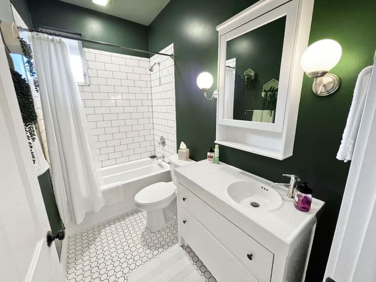 Cincinnati CincinnatiのBuilding Findlay Street - libertyhillsrentals - 1056093 - USAのアパートにある、モダンな家具を備えたエレガントなデザインのバスルーム Cincinnati CincinnatiのBuilding Findlay Street - libertyhillsrentals - 1056093 - USAのアパートにある、モダンな家具を備えたエレガントなデザインのバスルーム