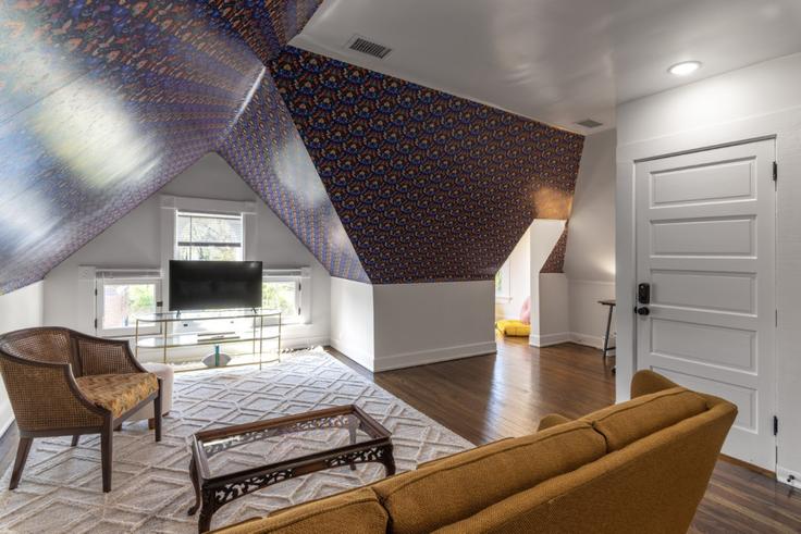 Cincinnati CincinnatiのBuilding Burdette Avenue - libertyhillsrentals - 1056112のアパートメントにある、モダンな家具を備えたエレガントなデザインのリビングルーム