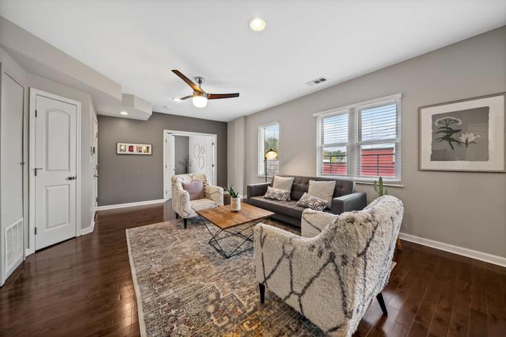 Building Reading Road - libertyhillsrentals - 1056115 - USA adresindeki bir dairede modern mobilyalarla zarif bir şekilde tasarlanmış oturma odası Cincinnati, Cincinnati