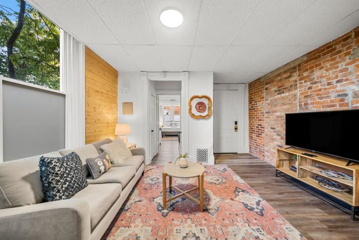 Cincinnati CincinnatiのBuilding Mccormick Place - libertyhillsrentals - 1056116のアパートメントにある、モダンな家具を備えたエレガントなデザインのリビングルーム