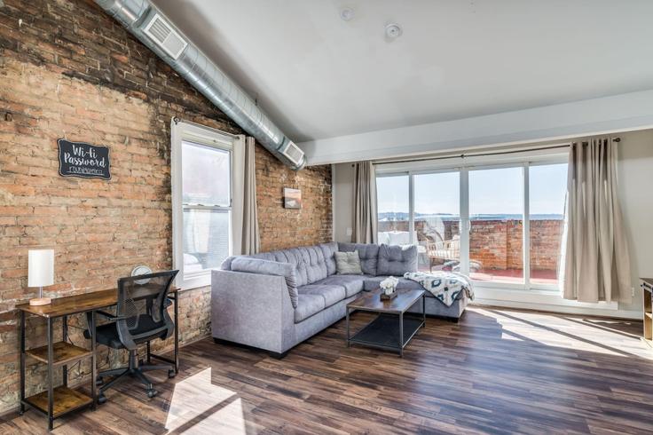 Elegant gestaltetes Wohnzimmer mit moderner Einrichtung in einer Wohnung im Building East Clifton Avenue - libertyhillsrentals - 1056143 - USA in Cincinnati, Cincinnati Elegant gestaltetes Wohnzimmer mit moderner Einrichtung in einer Wohnung im Building East Clifton Avenue - libertyhillsrentals - 1056143 - USA in Cincinnati, Cincinnati