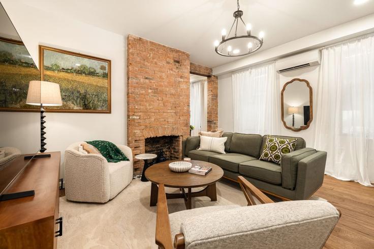 Cincinnati CincinnatiのBuilding Race Street - libertyhillsrentals - 1056154 - USAのアパートメントにある、モダンな家具を備えたエレガントなデザインのリビングルーム Cincinnati CincinnatiのBuilding Race Street - libertyhillsrentals - 1056154 - USAのアパートメントにある、モダンな家具を備えたエレガントなデザインのリビングルーム