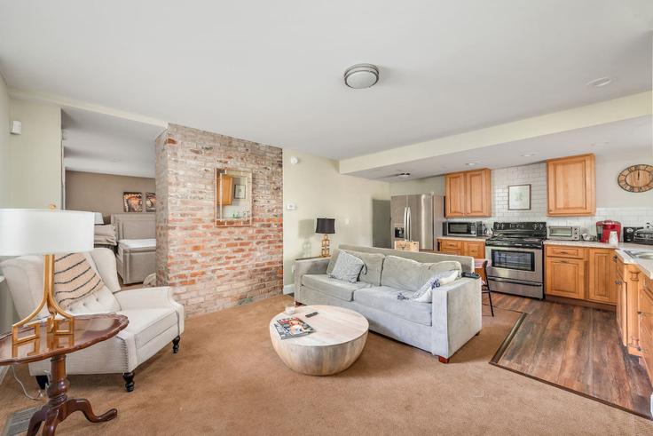 Cincinnati CincinnatiのBuilding West Clifton Avenue - libertyhillsrentals - 1234537のアパートメントにある、モダンな家具を備えたエレガントなデザインのリビングルーム Cincinnati CincinnatiのBuilding West Clifton Avenue - libertyhillsrentals - 1234537のアパートメントにある、モダンな家具を備えたエレガントなデザインのリビングルーム