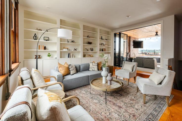 Elegant gestaltetes Wohnzimmer mit moderner Einrichtung in einer Wohnung im Building East 12th Street - libertyhillsrentals - 1245479 - USA in Cincinnati, Cincinnati Elegant gestaltetes Wohnzimmer mit moderner Einrichtung in einer Wohnung im Building East 12th Street - libertyhillsrentals - 1245479 - USA in Cincinnati, Cincinnati