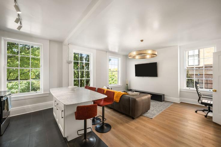 Cincinnati, Cincinnati에 위치한 Building Broadway - libertyhillsrentals - 1313057 - USA 아파트의 세련된 인테리어가 돋보이는 거실